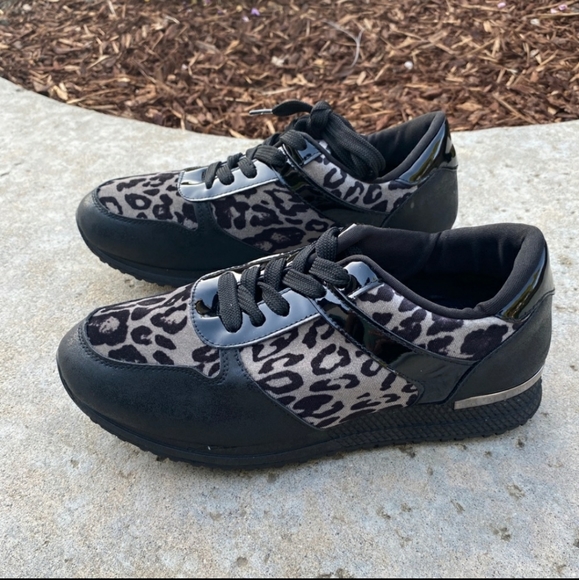 NWB** Super Cute Sneakers - Picture 5 of 6